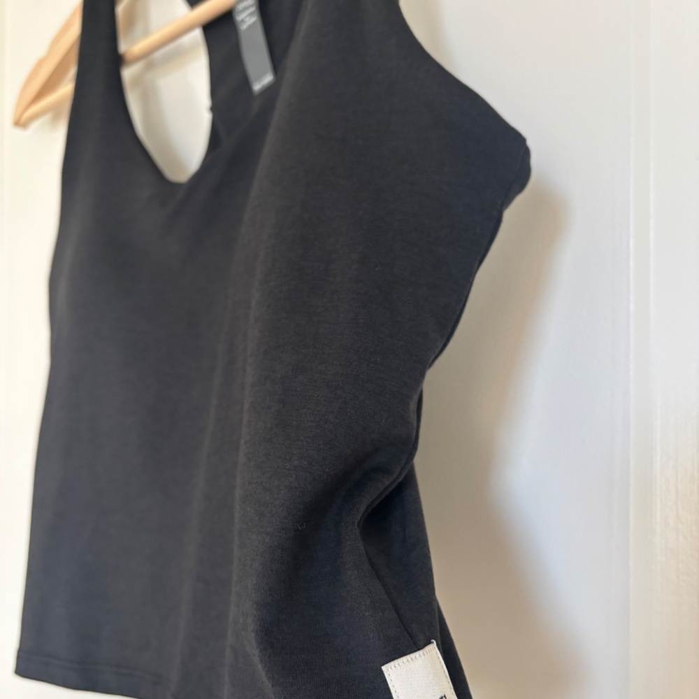 Vuori Halo Performance Black Crop Tank Top 2.0 - Picture 2 of 8